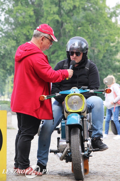 Mnóstwo zabytkowych pojazdów na rajdzie
