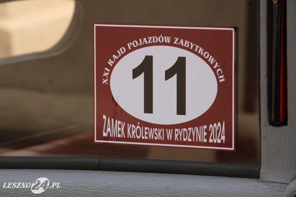 Mnóstwo zabytkowych pojazdów na rajdzie