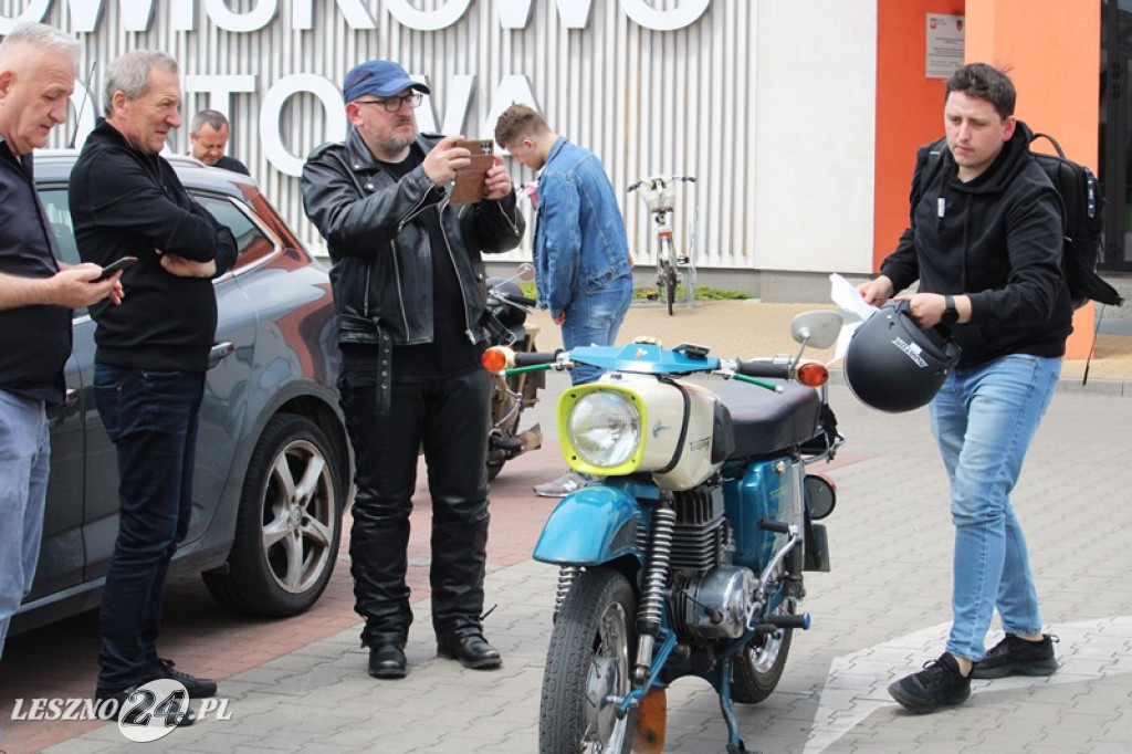 Mnóstwo zabytkowych pojazdów na rajdzie