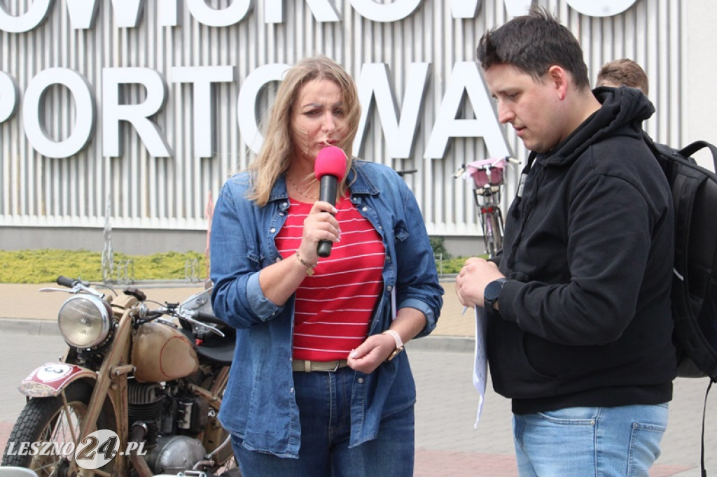 Mnóstwo zabytkowych pojazdów na rajdzie