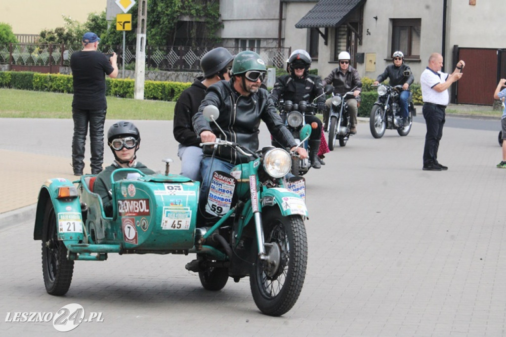 Mnóstwo zabytkowych pojazdów na rajdzie