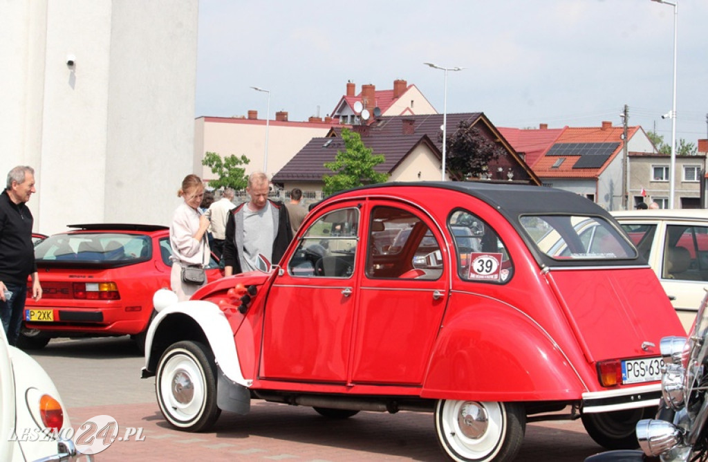 Mnóstwo zabytkowych pojazdów na rajdzie