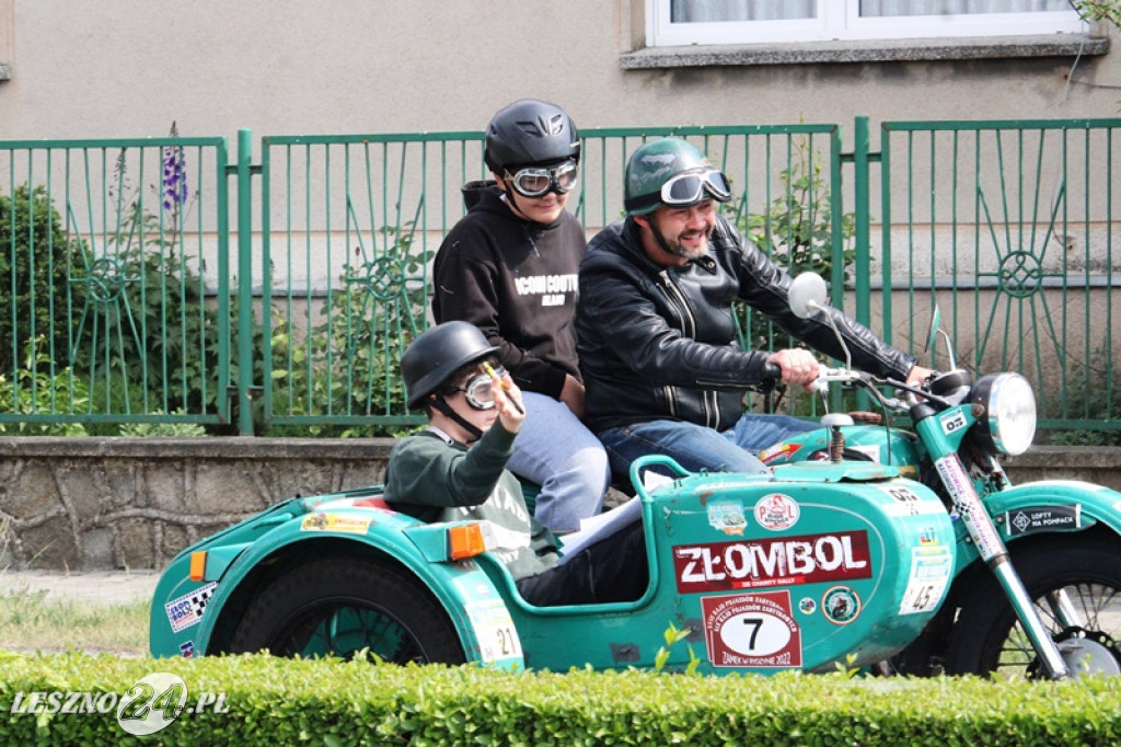 Mnóstwo zabytkowych pojazdów na rajdzie