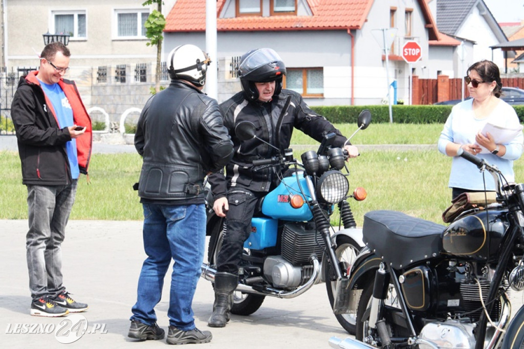 Mnóstwo zabytkowych pojazdów na rajdzie