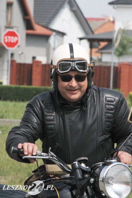 Mnóstwo zabytkowych pojazdów na rajdzie