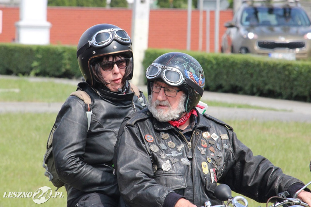Mnóstwo zabytkowych pojazdów na rajdzie