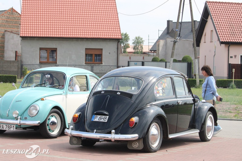 Mnóstwo zabytkowych pojazdów na rajdzie