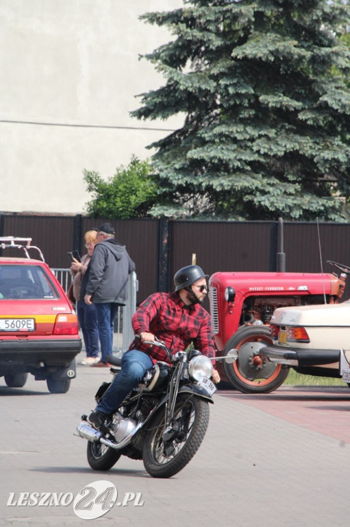 Mnóstwo zabytkowych pojazdów na rajdzie