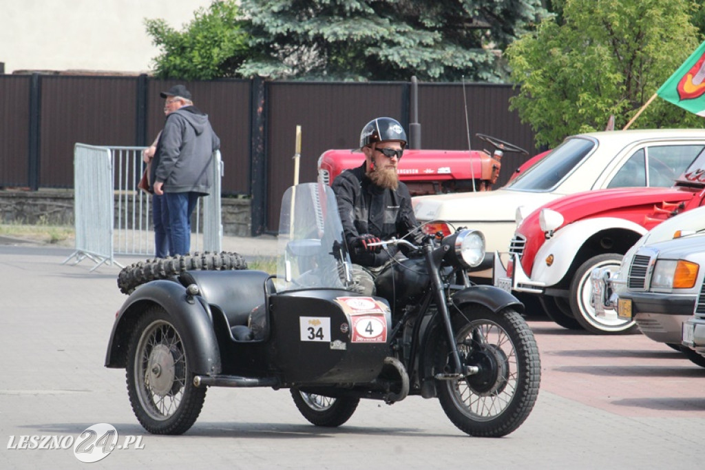 Mnóstwo zabytkowych pojazdów na rajdzie