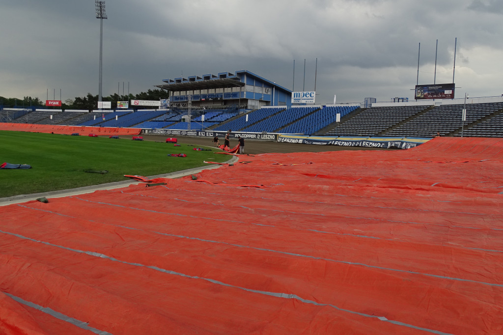 Plandeki na stadionie im. Alfreda Smoczyka w Lesznie