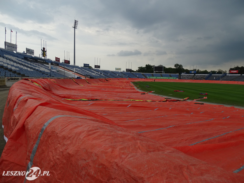 Plandeki na stadionie im. Alfreda Smoczyka w Lesznie