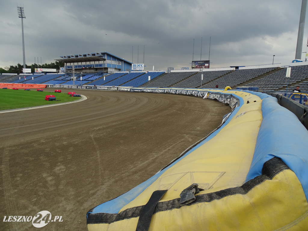 Plandeki na stadionie im. Alfreda Smoczyka w Lesznie