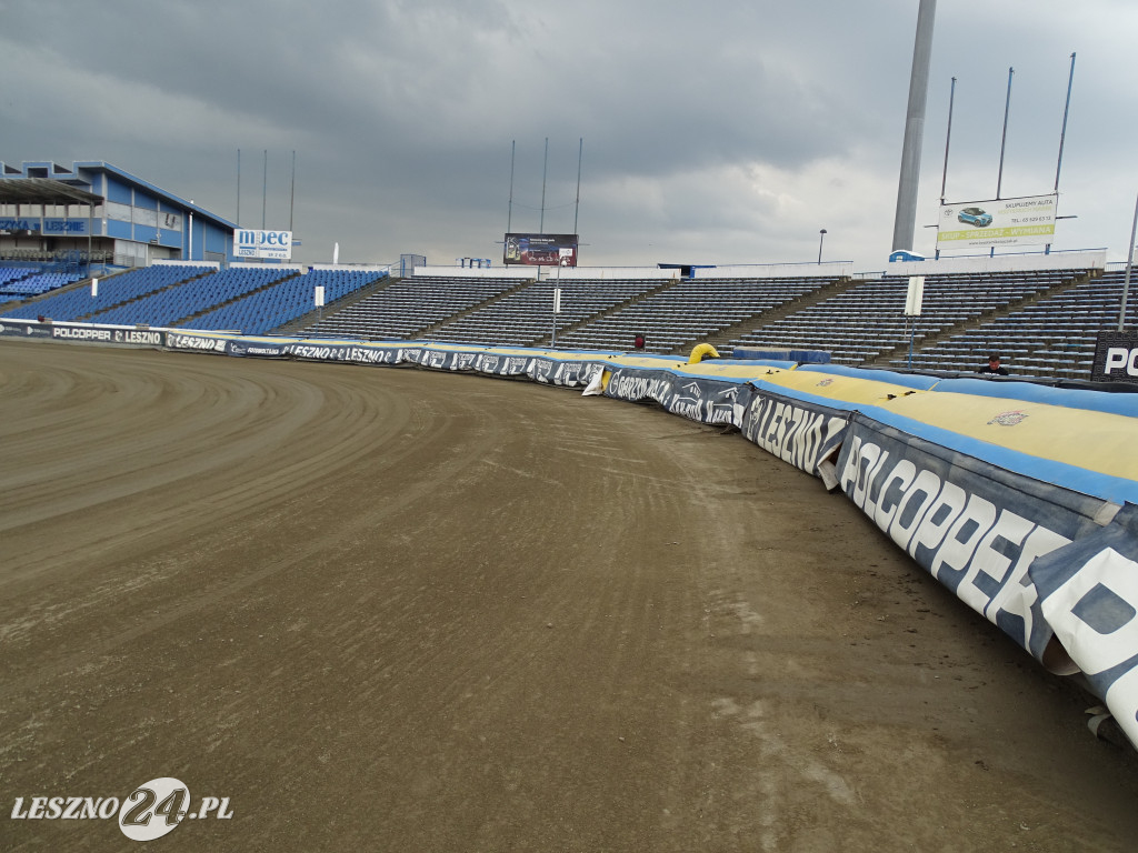 Plandeki na stadionie im. Alfreda Smoczyka w Lesznie