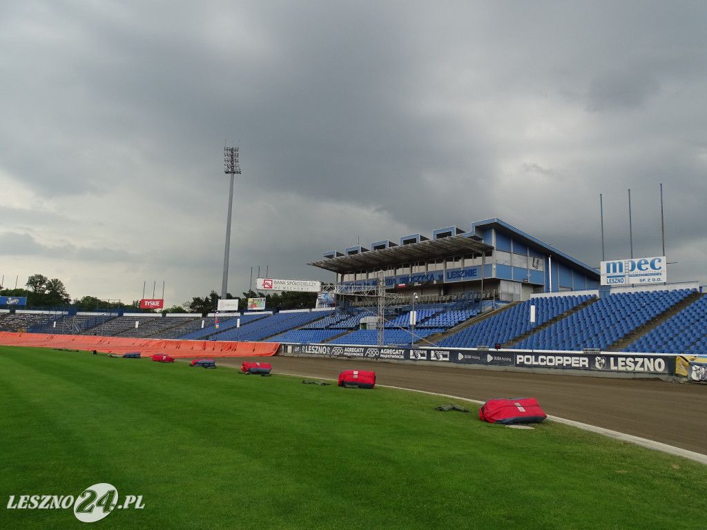Plandeki na stadionie im. Alfreda Smoczyka w Lesznie
