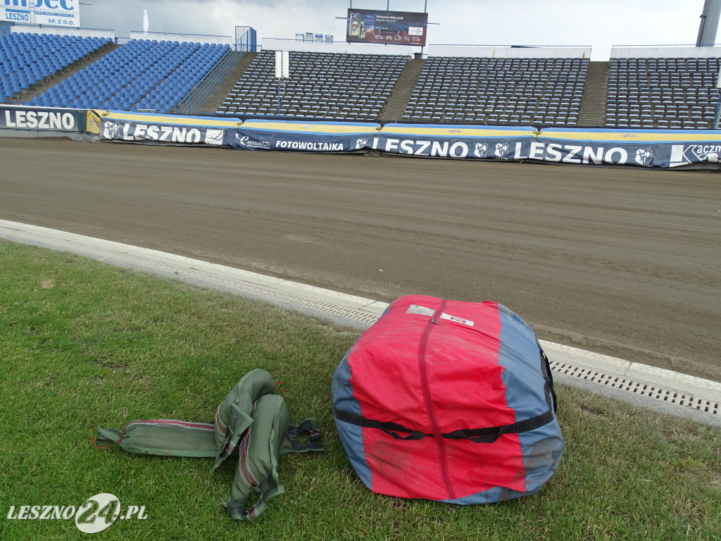 Plandeki na stadionie im. Alfreda Smoczyka w Lesznie