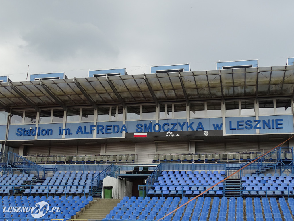 Plandeki na stadionie im. Alfreda Smoczyka w Lesznie