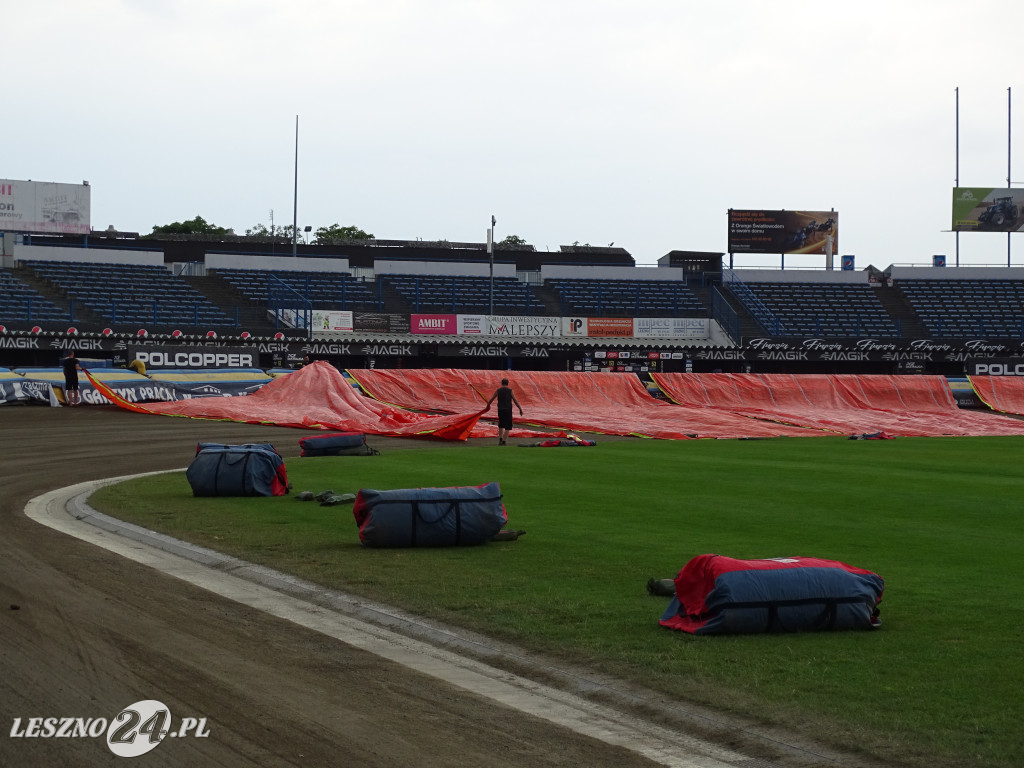 Plandeki na stadionie im. Alfreda Smoczyka w Lesznie
