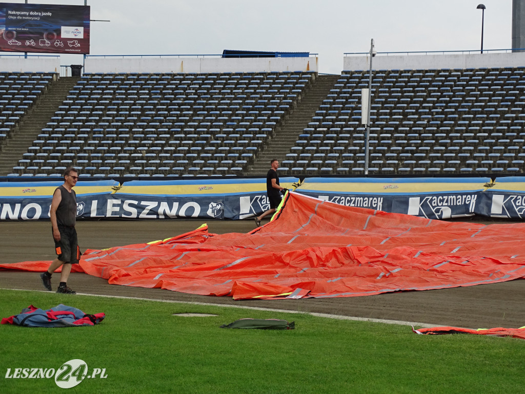 Plandeki na stadionie im. Alfreda Smoczyka w Lesznie