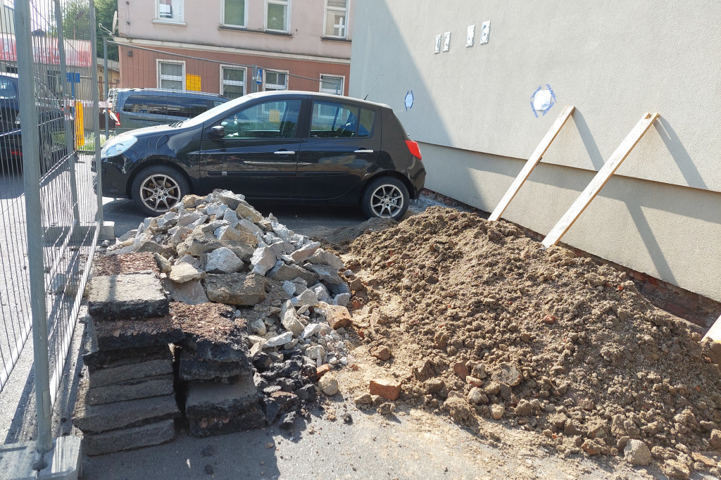 Samochód blokuje remont budynku