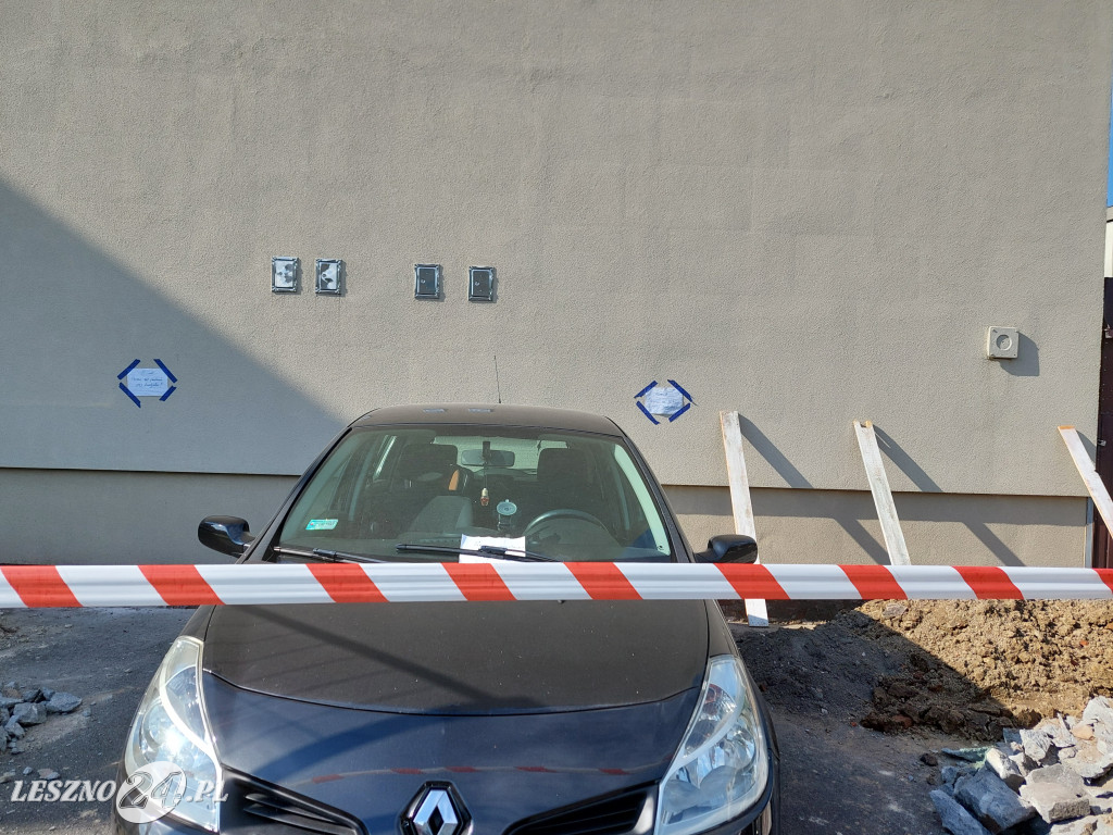 Samochód blokuje remont budynku