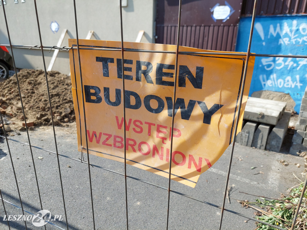 Samochód blokuje remont budynku