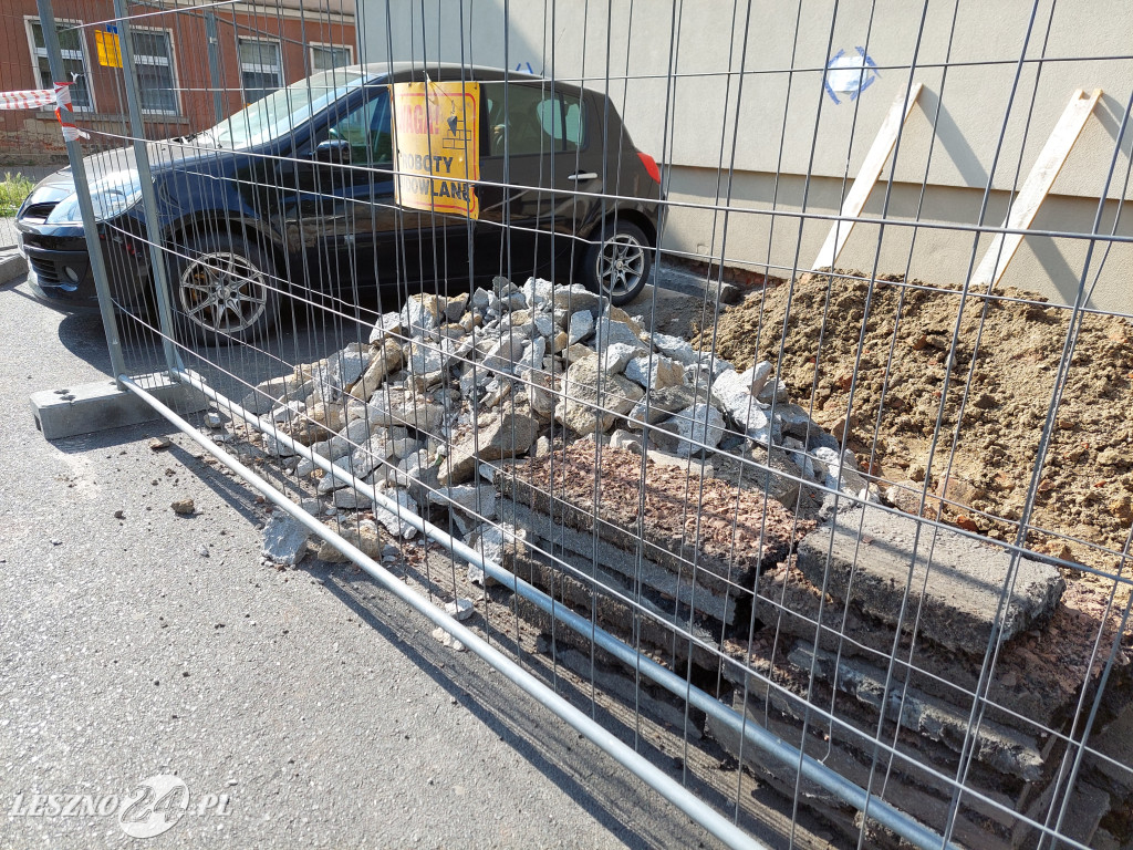 Samochód blokuje remont budynku