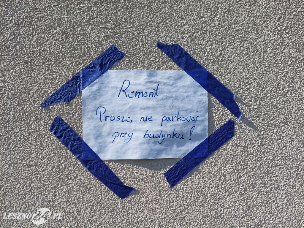 Samochód blokuje remont budynku