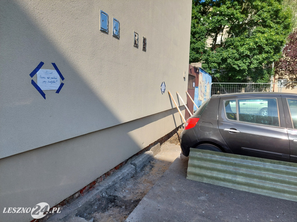 Samochód blokuje remont budynku
