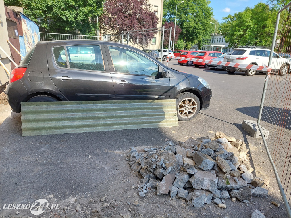 Samochód blokuje remont budynku