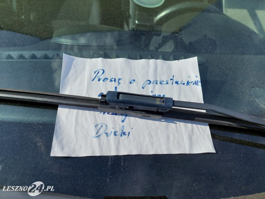 Samochód blokuje remont budynku