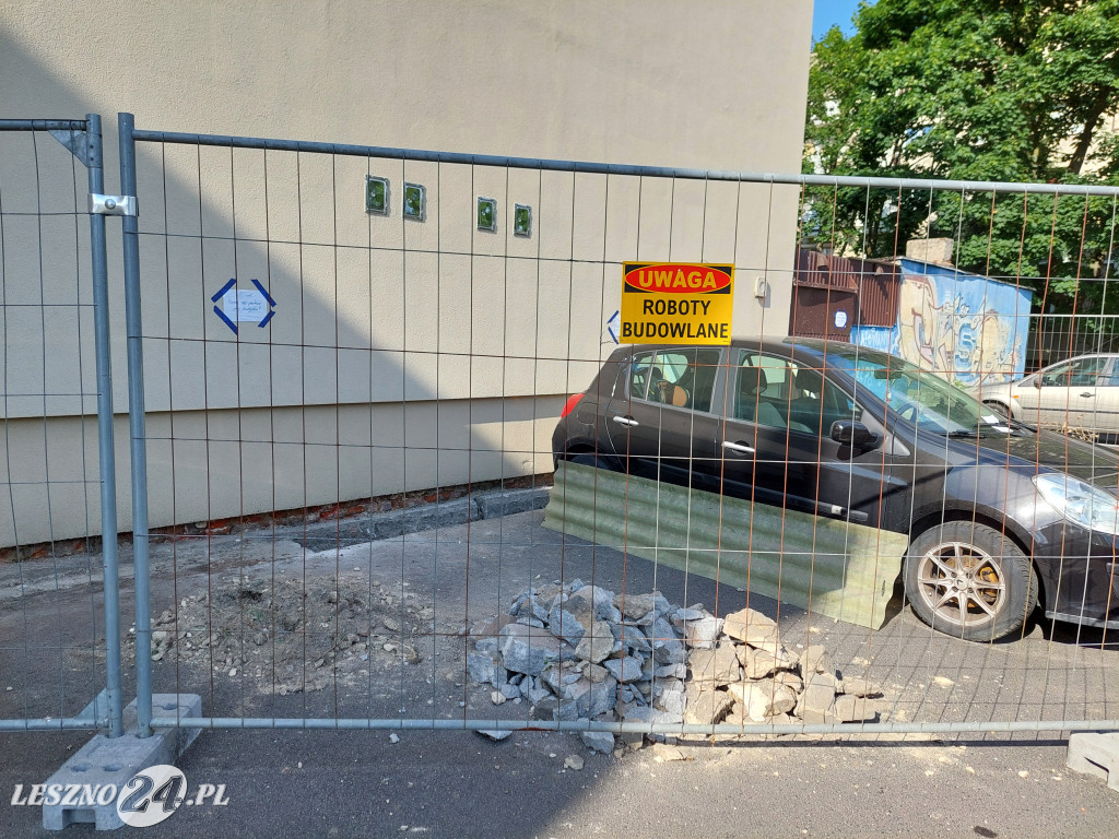 Samochód blokuje remont budynku