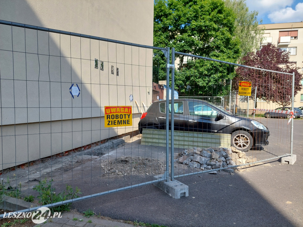 Samochód blokuje remont budynku