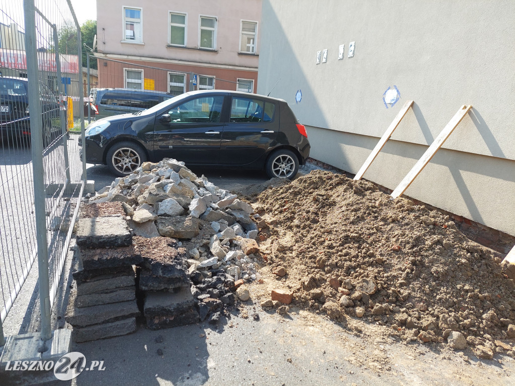 Samochód blokuje remont budynku