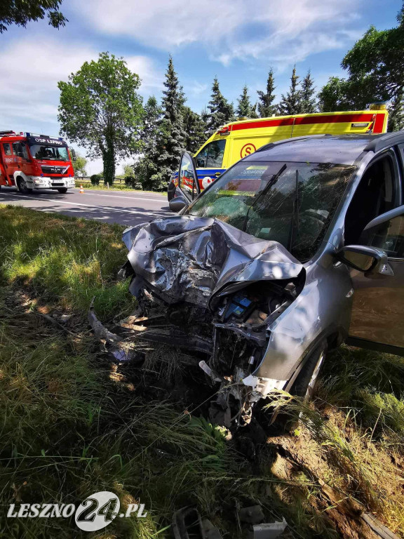Opel wjechał w drzewo. Kierowca ranny