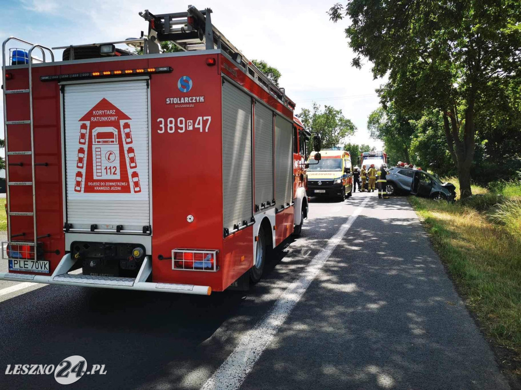 Opel wjechał w drzewo. Kierowca ranny