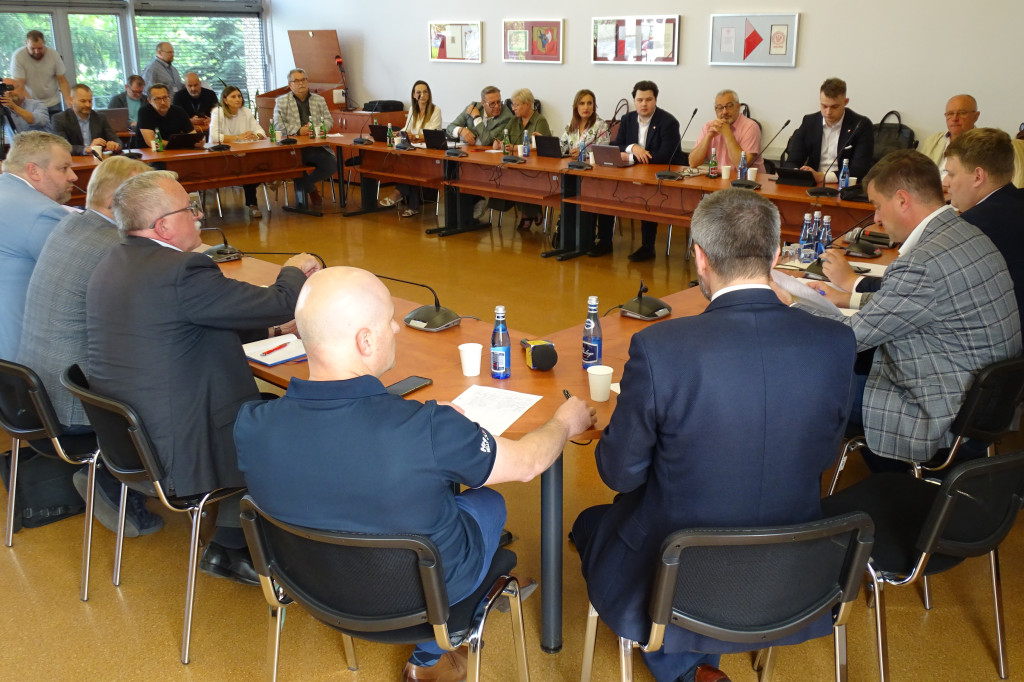 Radni debatowali o szpitalu w Lesznie