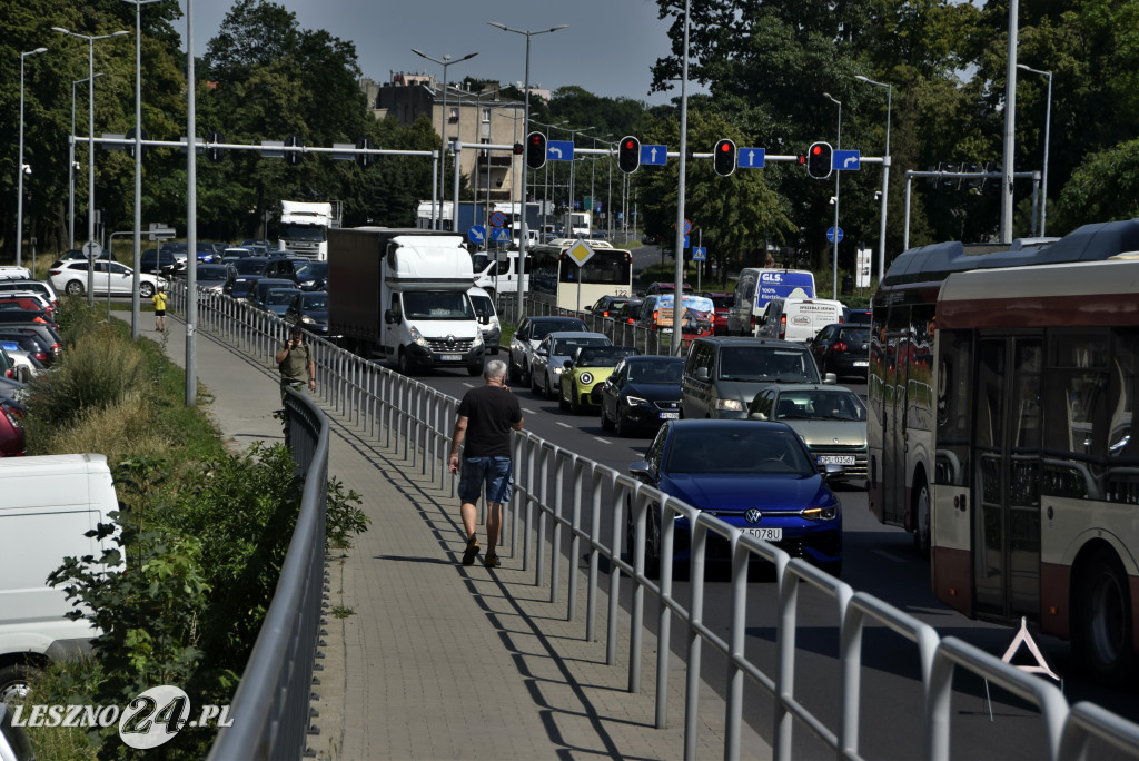 Kolizja na wiadukcie. Ucierpiała też barierka