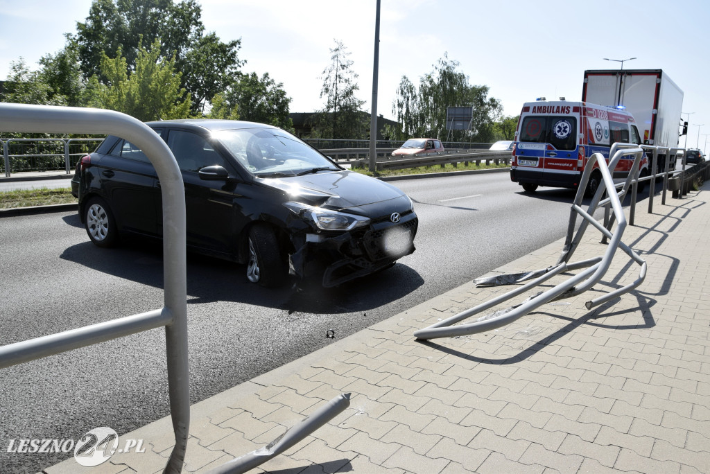 Kolizja na wiadukcie. Ucierpiała też barierka