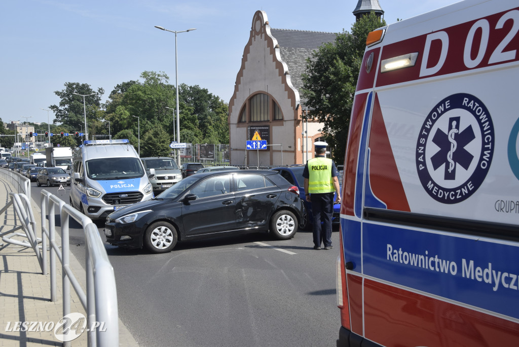 Kolizja na wiadukcie. Ucierpiała też barierka