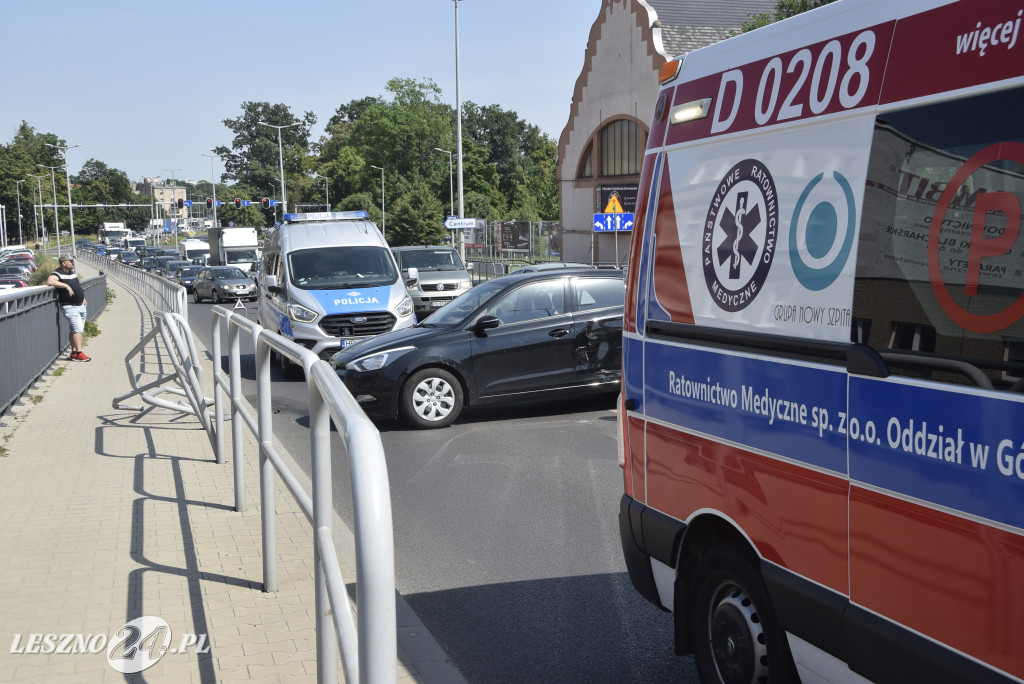 Kolizja na wiadukcie. Ucierpiała też barierka