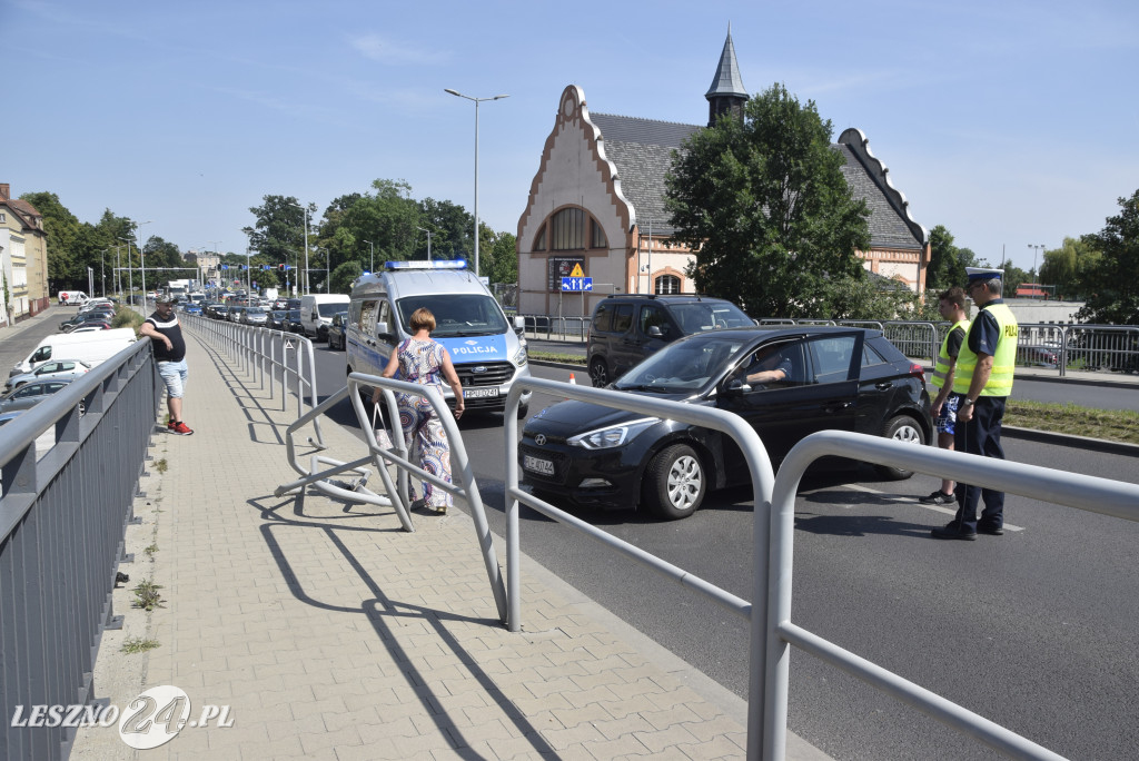 Kolizja na wiadukcie. Ucierpiała też barierka