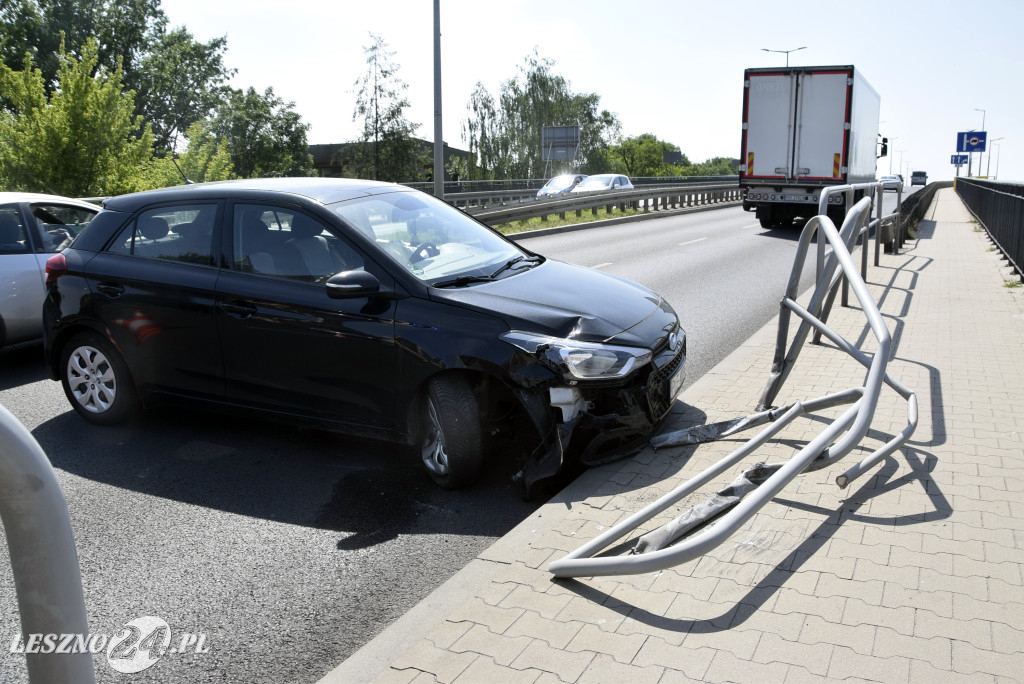 Kolizja na wiadukcie. Ucierpiała też barierka