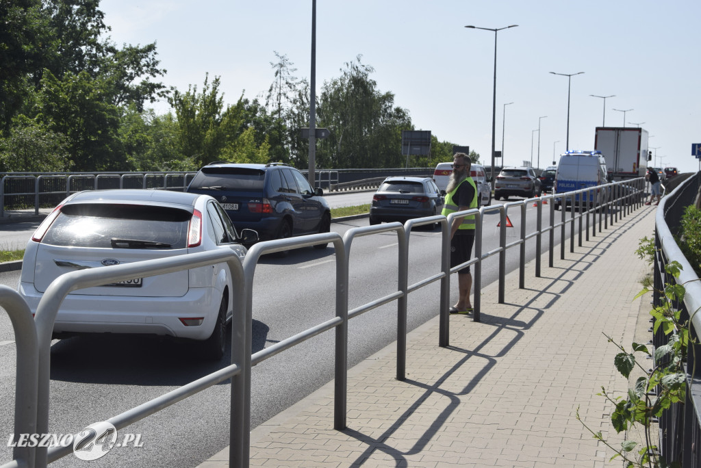 Kolizja na wiadukcie. Ucierpiała też barierka