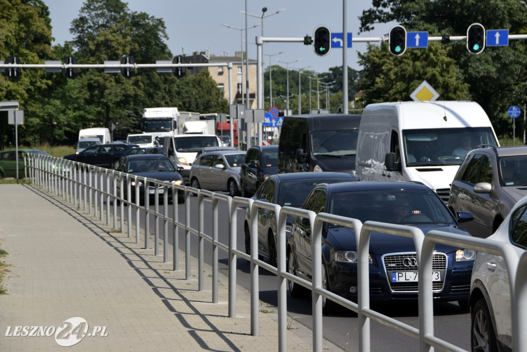 Kolizja na wiadukcie. Ucierpiała też barierka