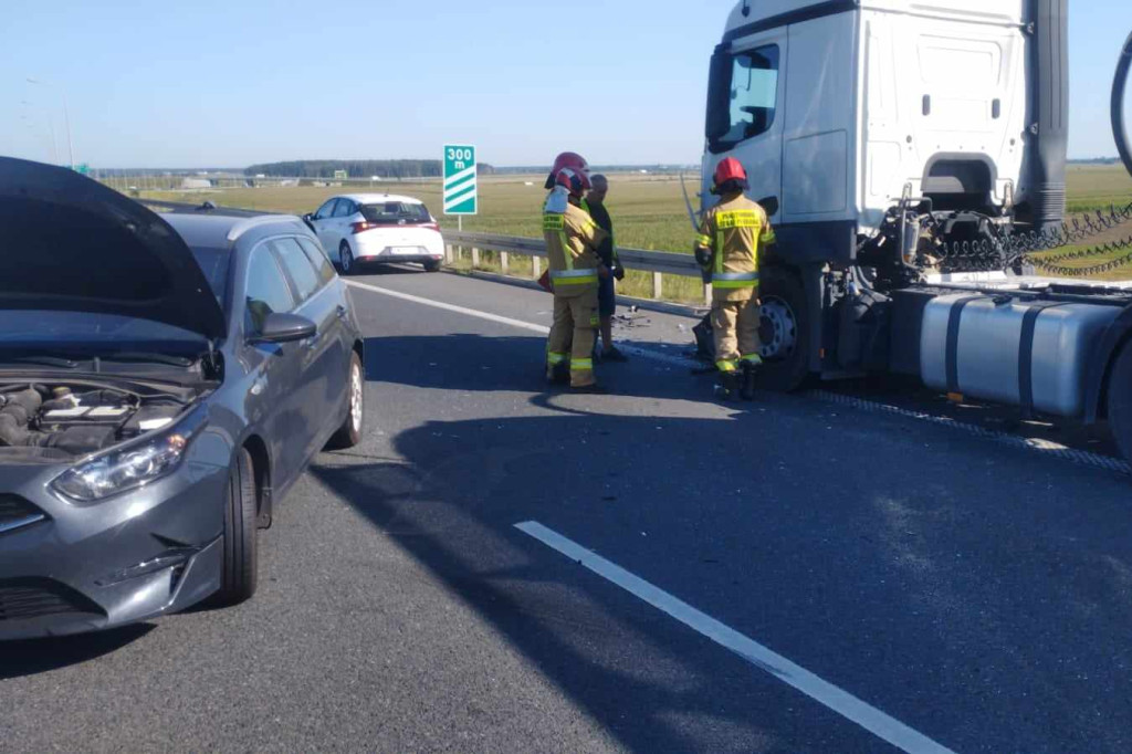 Zderzenie ciężarówki i osobówki na S5