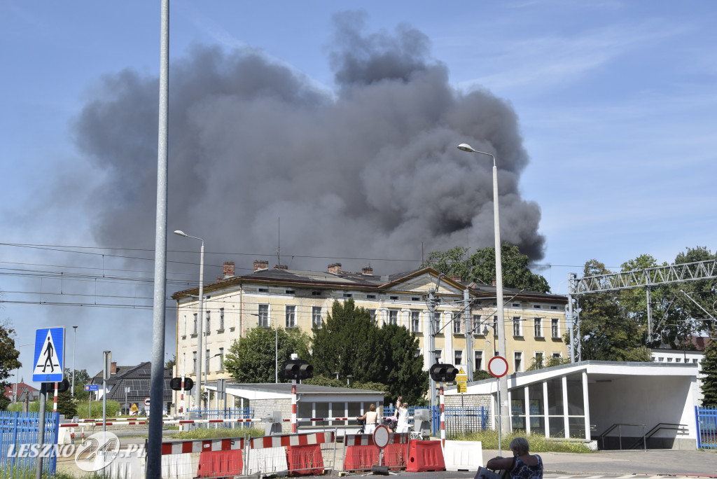 Pożar kołowni niedaleko stacji benzynowej