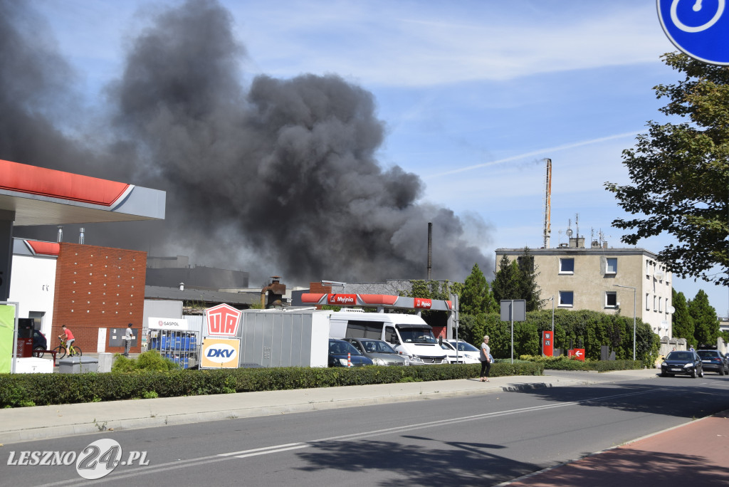 Pożar kołowni niedaleko stacji benzynowej