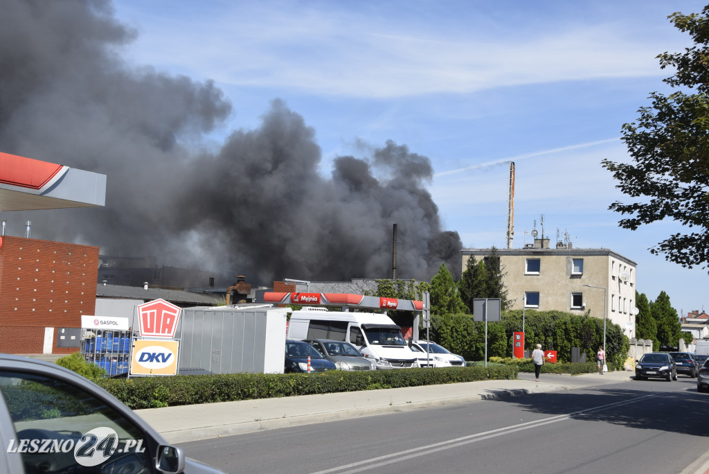 Pożar kołowni niedaleko stacji benzynowej