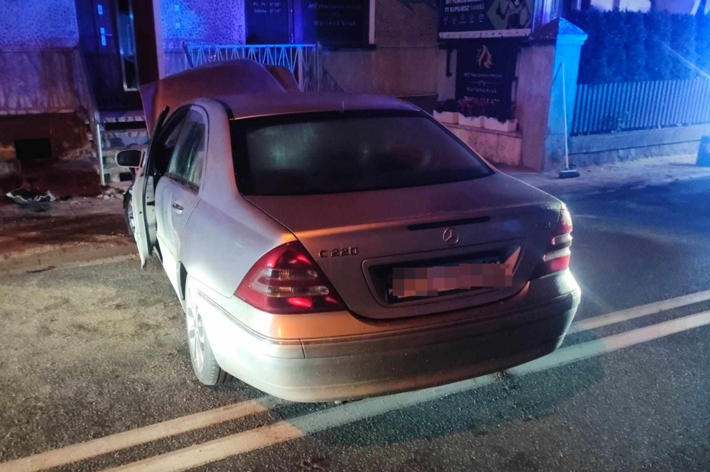 Pijany kierowca mercedesa wjechał w dom