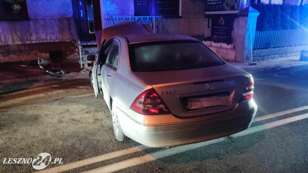 Pijany kierowca mercedesa wjechał w dom